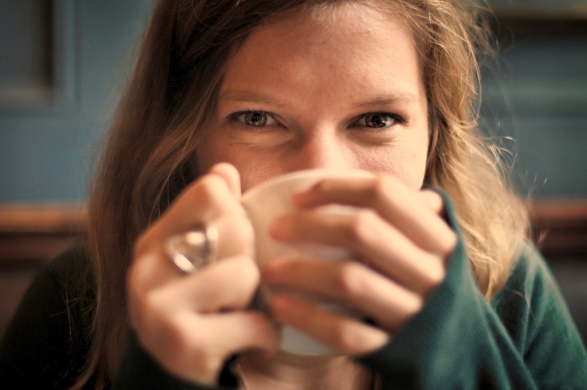 женщина, пьющая кофе