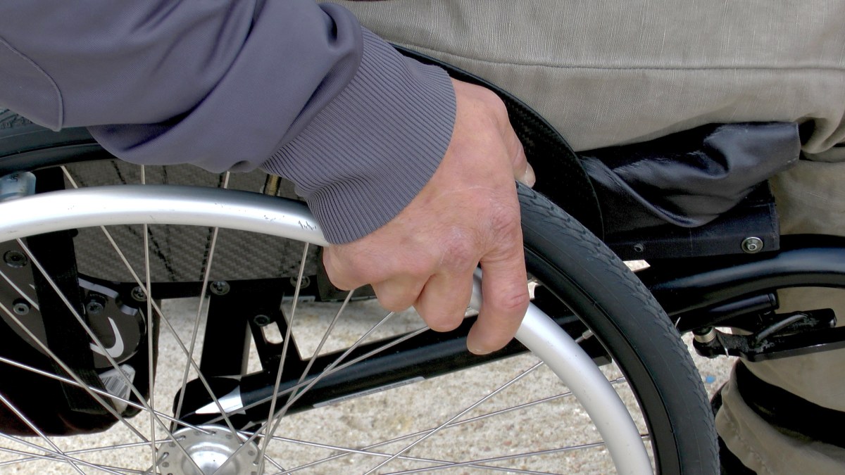 человек в инвалидной коляске